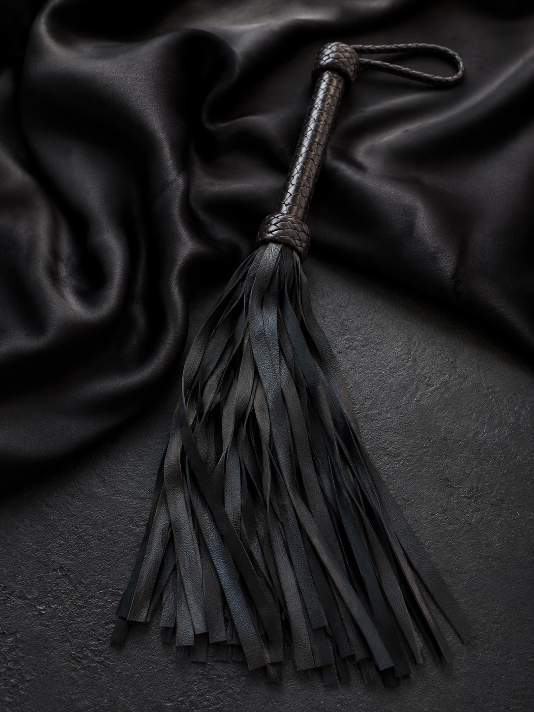 Flogger mit schwarzen Streifen und dunkelbraunem Griff